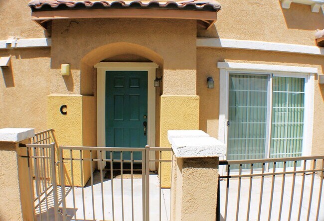 Building Photo - Charming 3 bed, 3 bath Townhome for Rent