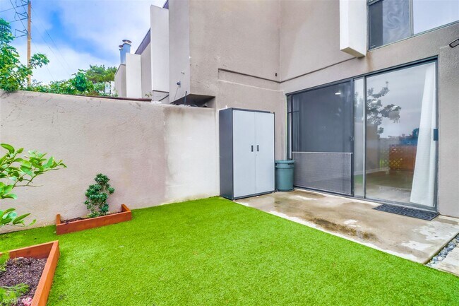 Building Photo - 2 br, 2.5 bath Townhome - 3052 Rue D’Orleans