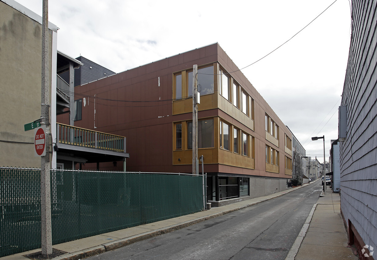 Foto principal - 321 W 2nd St