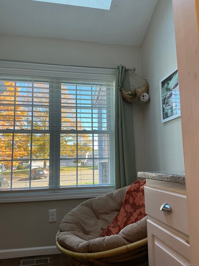 Foto del edificio - 751 Long Hill Rd