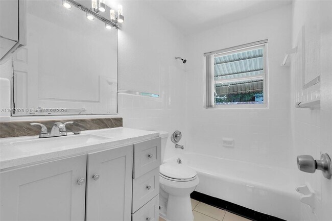 Foto del edificio - 2435 Plunkett St