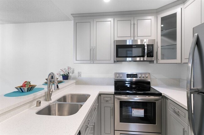 Foto del edificio - Modern 3 Bedroom, 2 Bath Completely Remodeled Condo