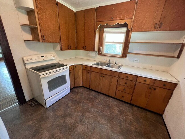 Building Photo - Country Acreage with 3 bedroom house, 1 ca...