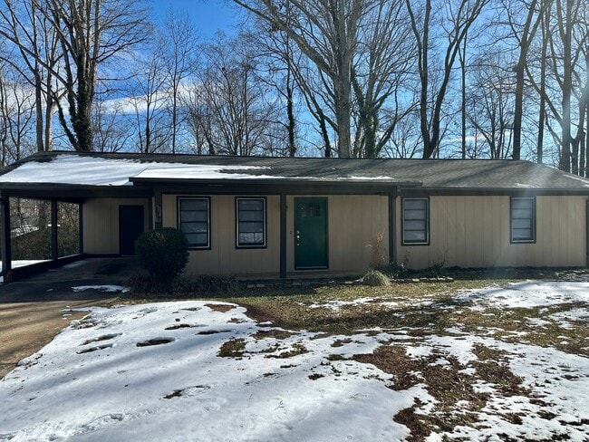 Building Photo - 3 Bedroom 1.5 Bathroom Home - Newly Updated - Available Now