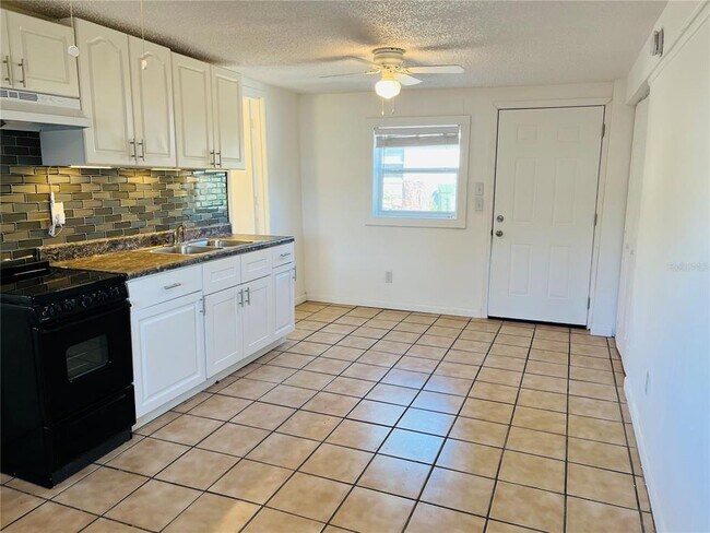 Building Photo - 618 25th St W