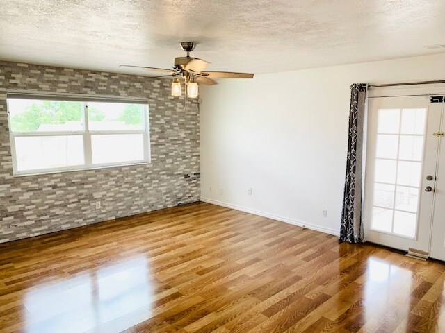 Building Photo - 382 Western Hills Dr NE