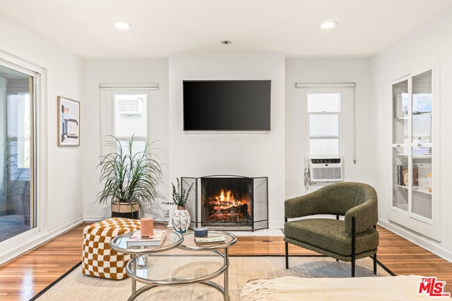 Foto del edificio - 329 S Reeves Dr