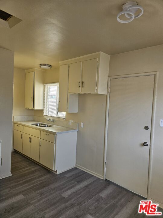 Building Photo - 1515 W 85th St