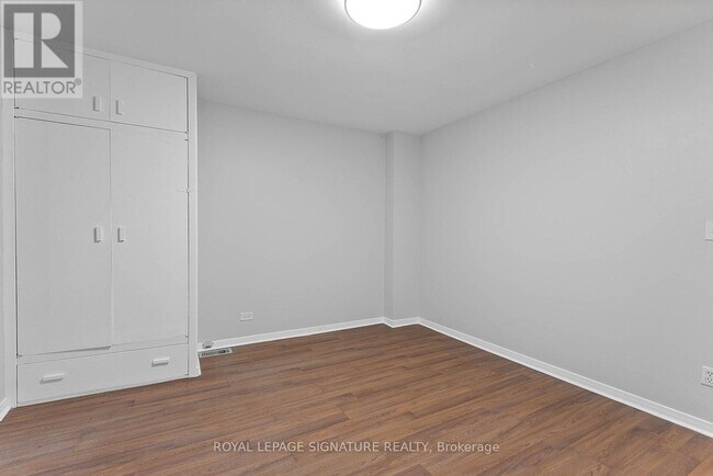 Photo du bâtiment - 233 Greenwood Ave