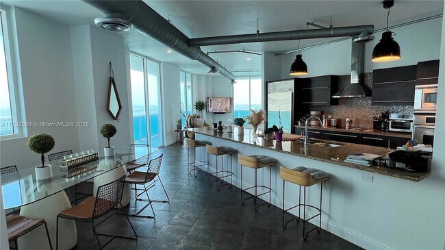 Foto del edificio - 700 NE 25th St