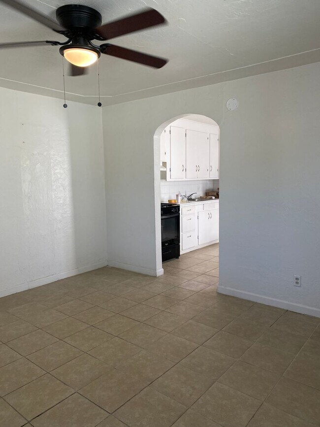 Building Photo - 1 bedroom 1 bath Duplex Located in Merced!!