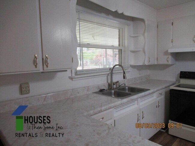 Building Photo - 206 Greenbriar Dr.
