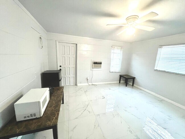 Foto del edificio - 5870 SW 20th St