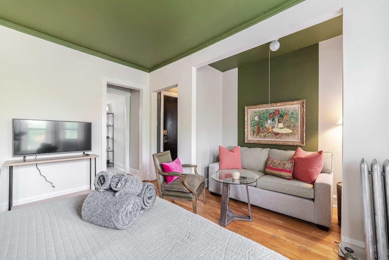 Foto principal - 3536 N Racine Ave