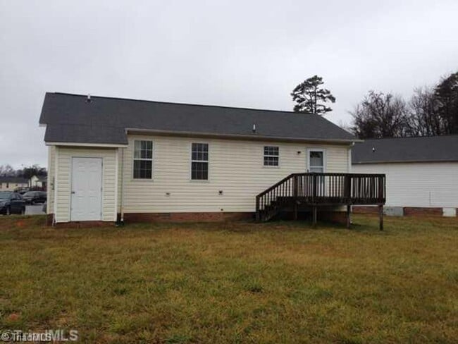 Building Photo - COMING SOON! Cozy 3 beds/2 baths house!