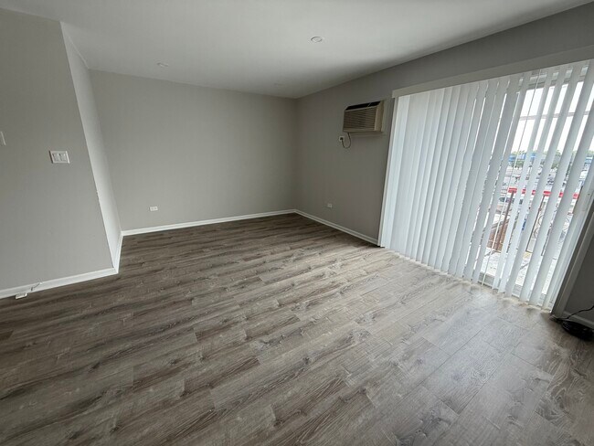 Foto del edificio - 1128 Des Plaines Ave