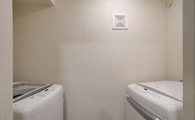 Foto del edificio - Highly Remodeled 1 Bedroom 2nd Floor Unit
