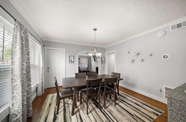 Foto del edificio - 1633 Castle Ct