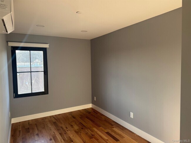 Foto del edificio - 1035 Montauk Hwy