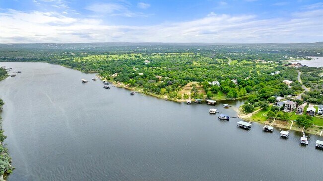 Foto del edificio - 1201 Lakeshore Dr