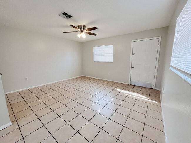Building Photo - 2 BED/1 BATH AVAILABLE NOW!