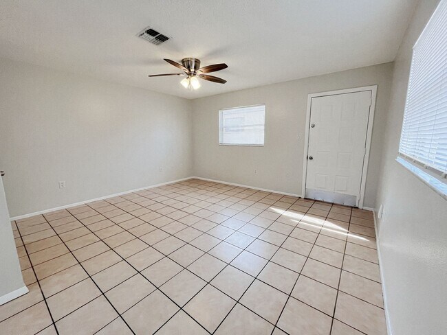 Building Photo - 5723 Silver Spur Dr