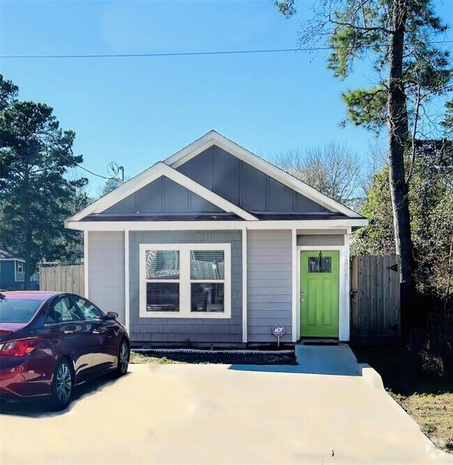 Lake Conroe Village Apartments under 2,000 Montgomery, TX 23