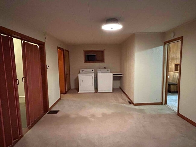 Building Photo - Spacious & Charming! Ready for your Family!!