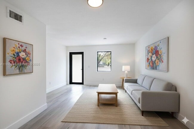 Foto del edificio - 37 NW 59th St