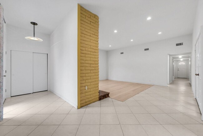 Foto del edificio - "Rare Single-Story Remodel: Modern 3BR End-Unit in University Park