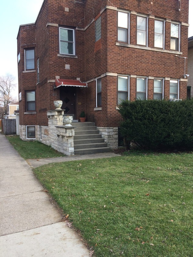 Front entrance - 600 Lathrop Ave