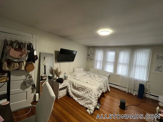 Foto del edificio - 54 Brainerd Rd
