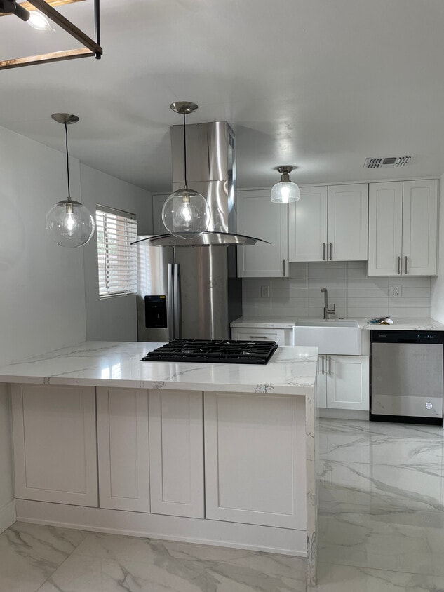 Upgraded kitchen - 6125 E Indian School Rd (Scottsdale, AZ)