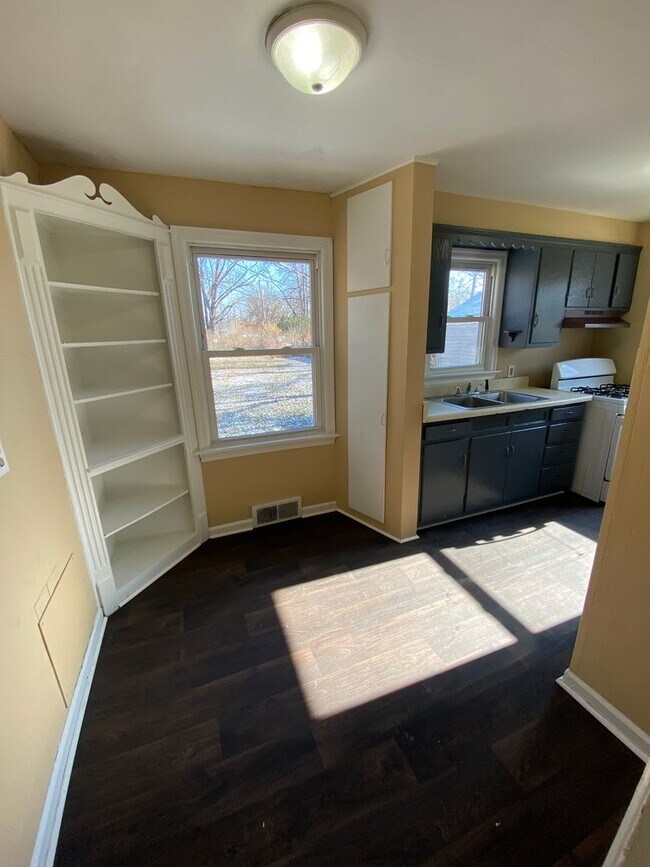 Building Photo - 4615 Plaza Dr