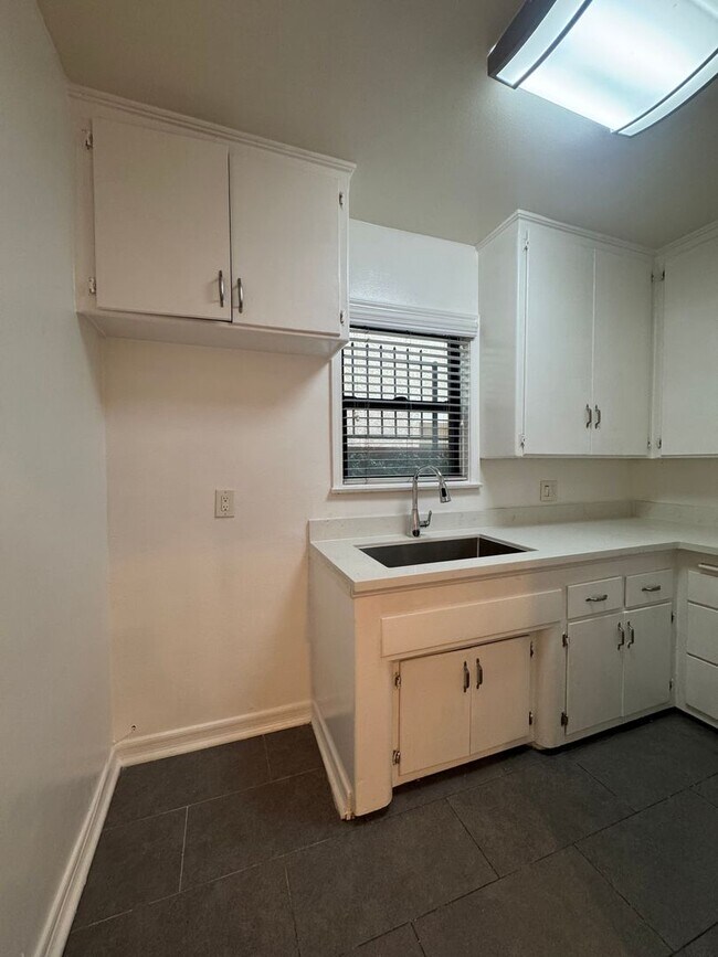 Foto del edificio - 4175 W Broadway
