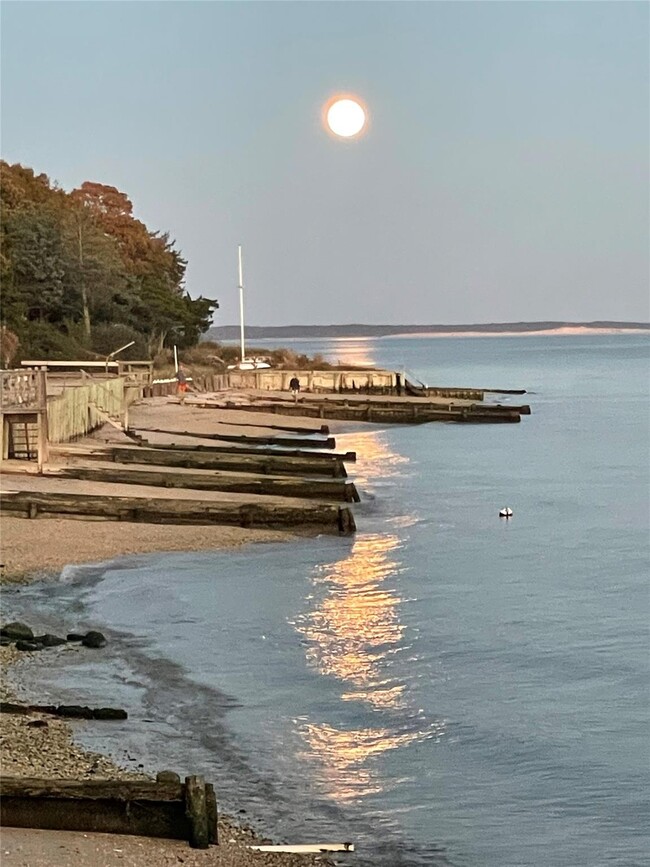 Foto del edificio - 1429 Peconic Bay Blvd