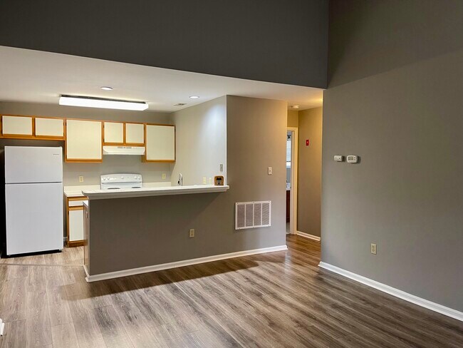 Sala de estar con vista a la cocina - 3 Chesapeake Dr