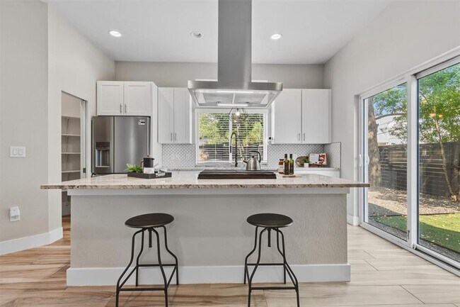 Foto del edificio - 5609 Tura Ln