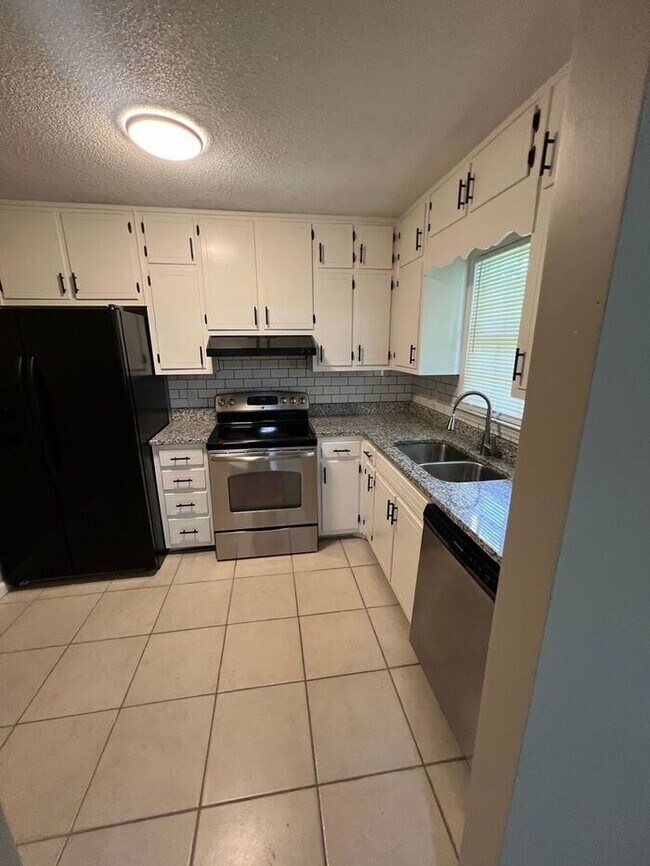 Foto del edificio - Cozy 2 bedroom 1 bath ranch duplex NOW AVAILABLE!