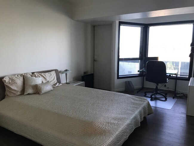 Foto del edificio - 6363 Christie Ave