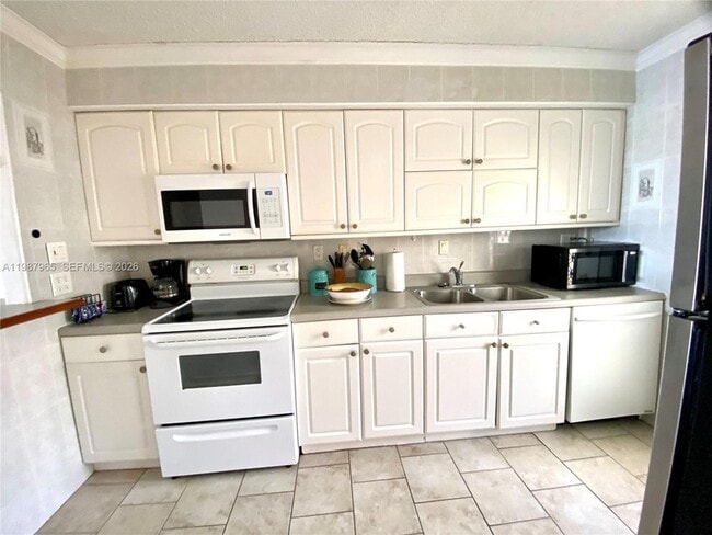 Foto del edificio - 400 Golden Isles Dr