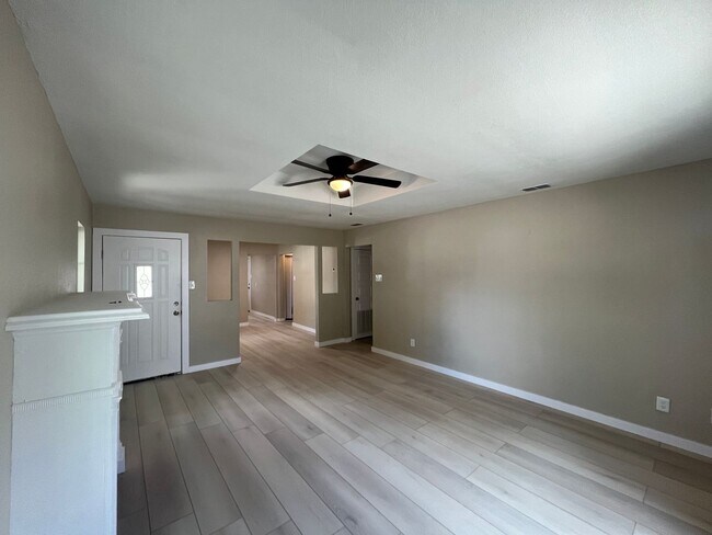 Building Photo - Remodeled 3 Bedroom 2 Bath Home