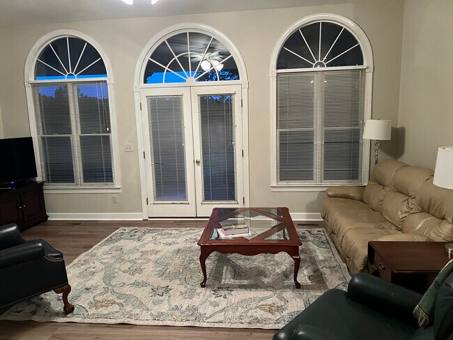 Building Photo - 201 Plantation Dr