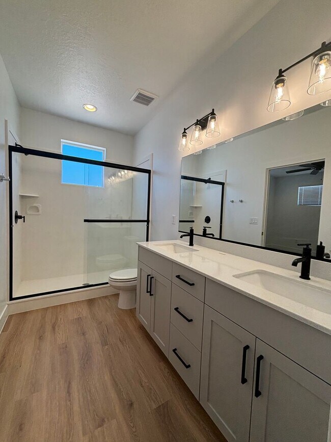Foto del edificio - WOODLAND ESTATES:  Townhome - Excellent Lo...