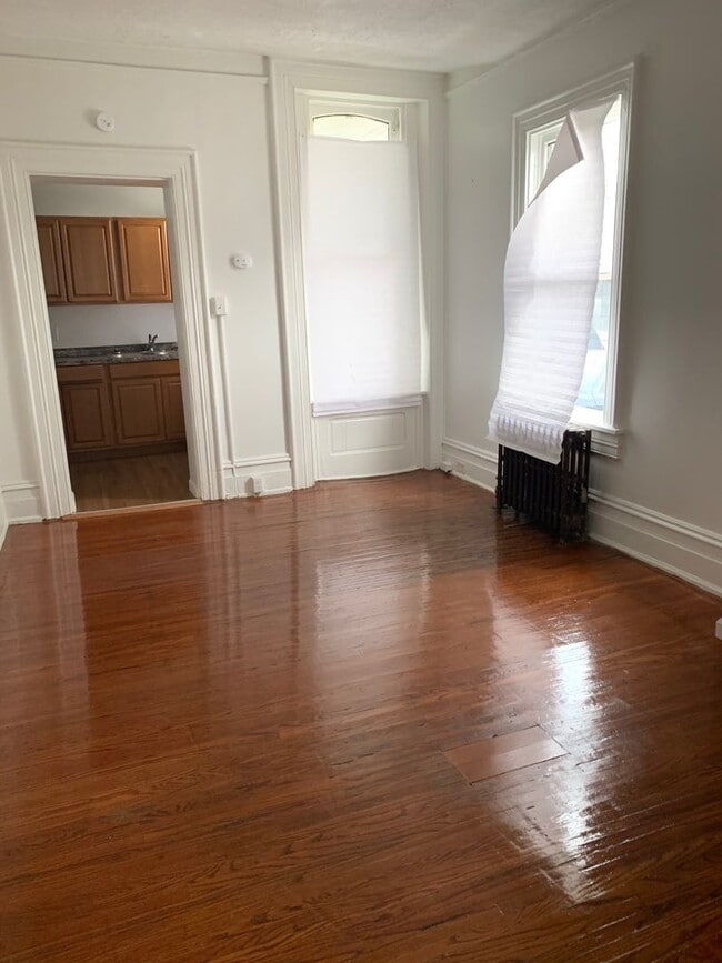 Building Photo - 1 Bedroom Apartment!