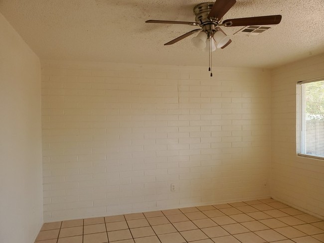 Foto del edificio - Cozy 2 bedroom 1 bath Apartment- single level
