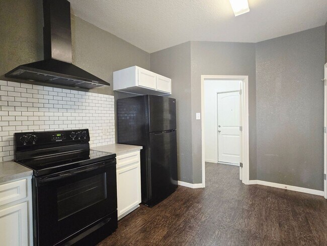 Foto del edificio - AVAILABLE NOW!