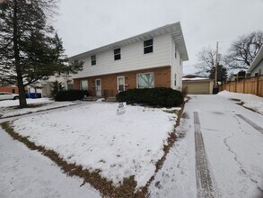 Building Photo - 631-633 E Longview Dr