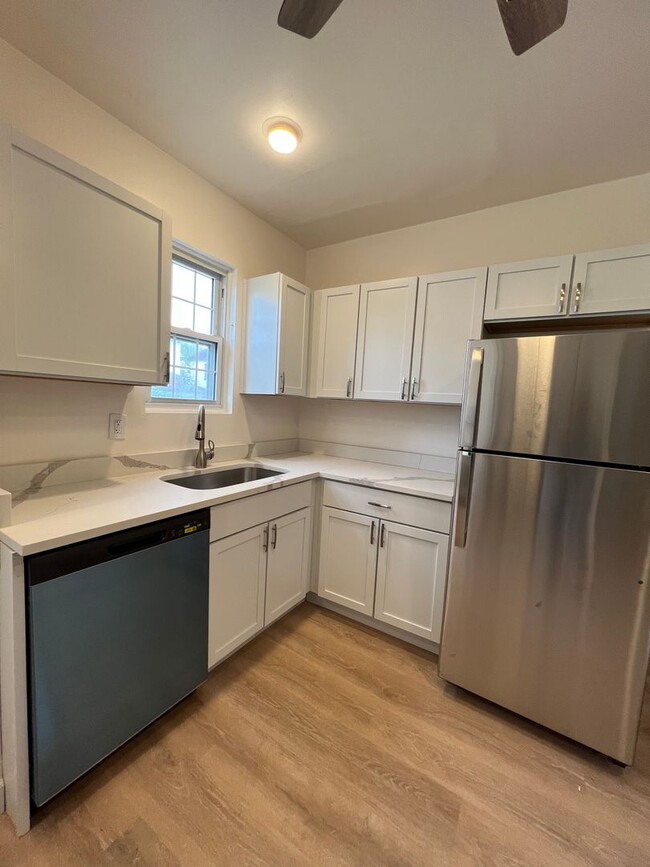 Building Photo - Newly renovated spacious 4 bedroom home in...