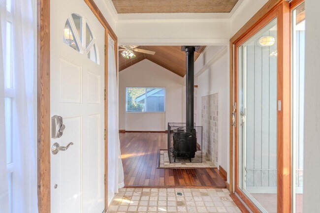 Foto del edificio - 1448 Sunshine Valley Rd